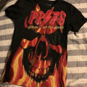 Philippe Plein ”brun burn” t-shirt  - Säljer nu denna godingen, den så kallade ”burn burn” t-shirten från Philippe Plein. Den är i storlek SMALL och har fortfarande lapparna på✨✨✨