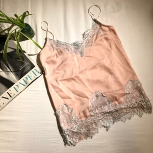 Rosa spetsig topp XS - Snygg rosa färg med spetsiga detaljer 💕