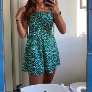 Supersöt blommig grön klänning!  - Fin sommarklänning! Strl S, är 170 🥰 justerbara band så man kan ha den hur man vill! 