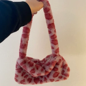Leopardväska - Rosa leopardväska i fluffigt material. Köpt på SHEIN för 90kr. Bra kvalitet men har aldrig kommit till användning. PRIS: 50kr (+frakt 45kr) 