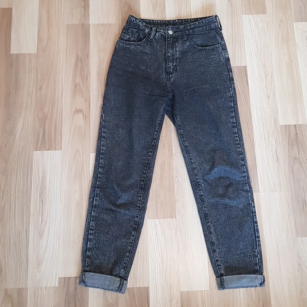 Säljer dessa snygga svarta jeans från shein då dom tyvär blivit för små för mig! Använda ett par gånger men är ändå i ett bra skick!! Köparen står för frakten🥰. Jeans & Byxor.