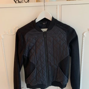 Sail racing vårjacka, oanvänd - En snygg och trendig helt oanvänd Sail racing jacka! Jackan quiltad och andas bra. Första lagret på jackan är 100% nylon och andra lagret är 60% ull och 40% viskos med ”Primaltoft” stoppning! Hör av dig för fler bilder👍🏻 Köparen står för frakt! Frakt: 66kr 