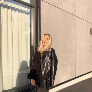 Skinnjacka med hjärtan från NA-KD - Super snygg skinnjacka med hjärtan från NA-KD. Kommer tyvär inte till användning längre💗