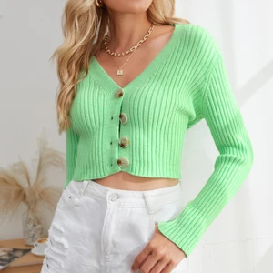 Mintgrön kofta  - Säljer en mintgrön kofta med bruna knappar i storlek S. Använd max 2 ggr. Köparen står för frakt. 