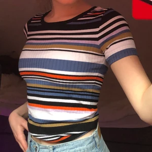 Randig T-shirt - Super gullig t-shirt från Cubus. Endast använd en till två gånger, super fint skick! ⚡️💞 Så söt och passar bra till ett par jeans eller kjol. Den är storlek xs men passar mig som har s!