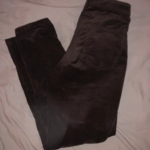 bruna manchester byxor! - jättefina bruna manchester byxor från kappahl, använda fåtal gånger, säljer då de inte kommer till användning! 💕 Ny skick, fri frakt 📦 🚚 