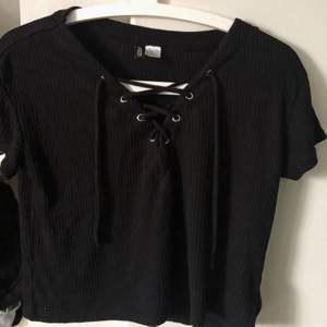 Stickad ribbad tröja från H&M. Skriv för bättre bilder. Säljer pga inte min stil🤍 (Obs står ej för frakt och postens slarv)