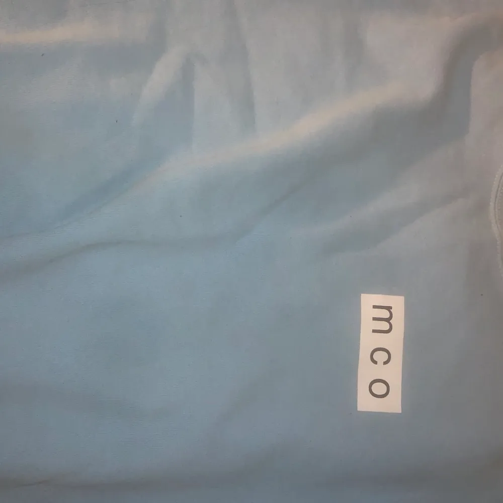 JÄTTEFIN babyblå sweatshirt i storlek M. Sitter snyggt oversized. Har en liknande i svart i storlek L. Frakt ingår ej ☺️ skriv privat för fler bilder. Tröjor & Koftor.