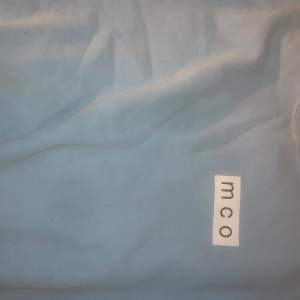 JÄTTEFIN babyblå sweatshirt i storlek M. Sitter snyggt oversized. Har en liknande i svart i storlek L. Frakt ingår ej ☺️ skriv privat för fler bilder