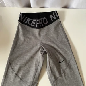 Träningstights nike - Ljus grå träningstights från Nike. Säljer pga för små men dom är i nyskick eftersom jag knappt använt dom. I storlek xs och skulle säga att de är rätt små i storlek. Passar nog en xxs/xs kanske S beroende på kroppstyp och önskad passform. Säljer för 70 och frakt tillkommer på 24 kr❤️