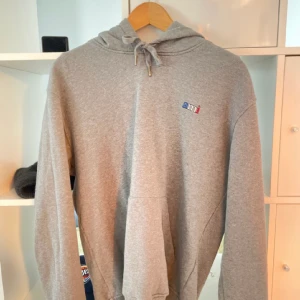 AMI PARIS HOODIE - Storlek M. Sitter snyggt om du har strlk S också. Fler bilder? PM. Nypris 2299