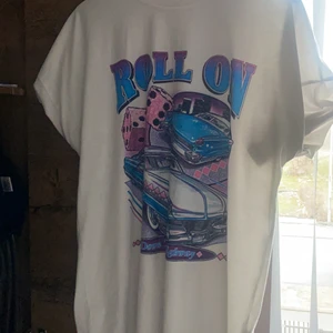 ROLL ON oversized t-shirt  - Denna oversized tshirten är så skön i materialet och passar perfekt till sommaren 