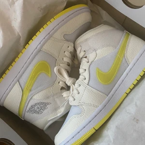 Jordan Mid Air SE - Helt nya Jordans i skinn och textil, med bekväm sula. Storlek 37.5