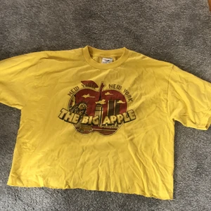 Gul t-shirt  - Somrig avsklippt t-shirt, den går till lite nedanför midjan på mig som är ca 160-165cm