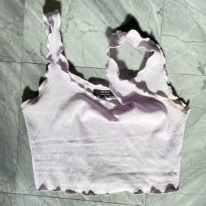 Gulligt linne! - Gulligt linne köpt på Bershka i en pastell lila färg med räfflade ”kanter”, så fint men kommer inte till användning längre 💜🌾