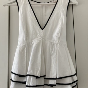 Zara topp blus fest linne - Fin topp från zara som är oanvänd men utan prislapp. Med band som man kan knyta antingen bak eller fram. Perfekt nu till våren och sommaren men funkar även när det är kyligare med en tröja under!   I xs men passar ev en liten s.   Kan fraktas eller hämtas i Linköping. 