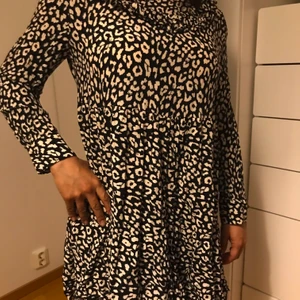 ZARA DJURMÖNSTRAD KLÄNNING - As snygg zara klänning är som är helt slutsåld. Är i as ballt djurmönster med små volanger och är väldigt fin i passform. Perfekt nu till sommaren!! Säljes pga av för liten. Är i str Small. Köparen står för frakt😁