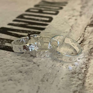 Ring  - Säljer dessa jättefina ringar från mitt företag jewelrybijoux_  😃 för fler frågor eller bilder kontakta ❤️❤️🥰🥰