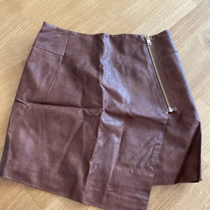 Skinnkjol - Brun skinnkjol med fin guldkedja