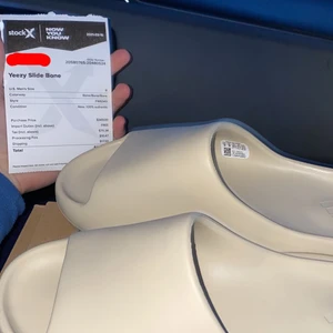 Yeezy Slide Bone - Slidesen är helt nya, säljer dom bara för att dom var för små på mig som egentligen har runt 44.