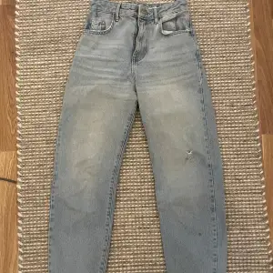 Raka blå jeans från BikBok✨✨Älskar dessa men säljer de på grund av att jag har för många🌟🌟Jeansen har en slitning på ena benet som gör byxorna extra snygga enligt mig✨✨