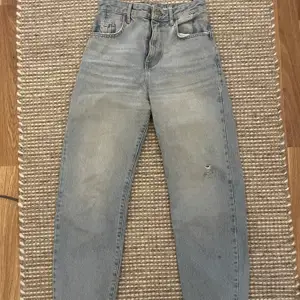 Raka blå jeans från BikBok✨✨Älskar dessa men säljer de på grund av att jag har för många🌟🌟Jeansen har en slitning på ena benet som gör byxorna extra snygga enligt mig✨✨