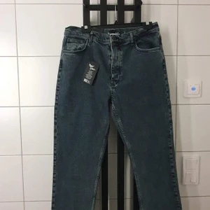 mörkblå jeans - helt oanvända nya bik bok jeans i nyskick då köpta i för liten storlek.