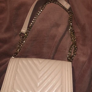 Hand väska från Gina tricot - Säljer denna hand väska från Gina tricot för att den går tyvär inte till användning hos mig. Har använt denna typ 4-5 ggr, säljer den då för 200kr och original pris är 400kr så köpt den för 400