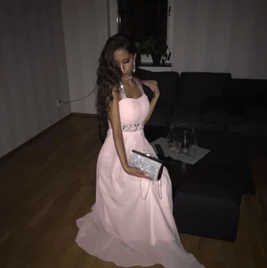 Fest/balklänning - Storlek 34 men passar även en 36                                Endast använd vid ett tillfälle så är i väldigt bra skick. 