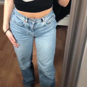 Gina 90s jeans  - Gina Tricots 90s premium denim i stlk 34. Jeansen är i väldigt bra skicka oh tyvär bara använda några fåtal gånger, finns inga märken eller fläckar.                      Jag säljer dessa pågrund av att dem är lite för långa ochför mig, jag är runt 160 cm så skulle rekomendera dem för någon som är lite längre än mig. Dem är i storlek 34 men skulle säga att dem ia passar upp till storlek 36 då ja själv oftast har det. 