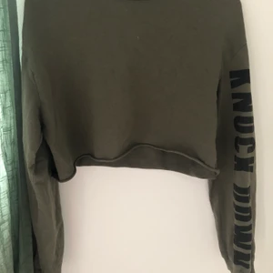 Grön topp - Grön, croppad tröja. Skulle säkert va najs att träna i med kanske ett linne under, men kommer inte till användning hos mig. 20kr+frakt💛