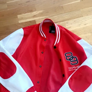 Collagejacka - En jätte fin collage jacka i nyskick. Storlek L så är oversized🤩. Dom säljs inte längre. Skit fin till sommaren men passar inte riktigt min stil längre. Köpare står för frakten. Skriv pm för frågor💕