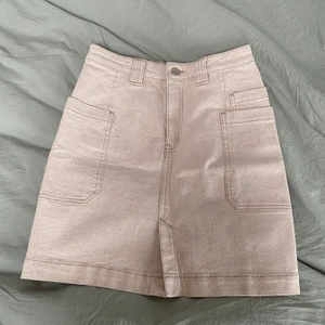 beige jeanskjol - högmidjad liite längre beige jeanskjol från weekday med snygga detaljer då det är lite annorlunda fickor osv. aldrig använd!