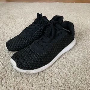 Svarta skort från H&M - Knappt använda mjuka svarta sportskor med vit plastsula från H&M 