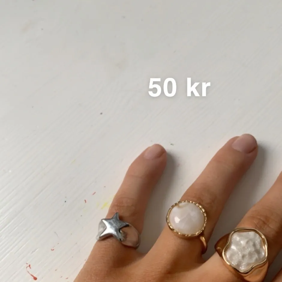 Säljer dessa snygga ringar!! Swipa för att se priser. Frakten ingår om man köper mer än en ring annars 12 kr.. Accessoarer.