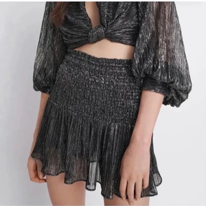 Zara kjol glittrig  - Säljer min kjol från Zara som är helt slutsåld. Den är i stl S men passar upp till M-L. Nyskick. Använd 1 gång och säljer då jag inte har någon användning för den. Skulle passa perfekt till en outfit till nyår eller liknande💘 Kan mötas upp i stan eller frakta för en fraktkostnad på 50kr. 