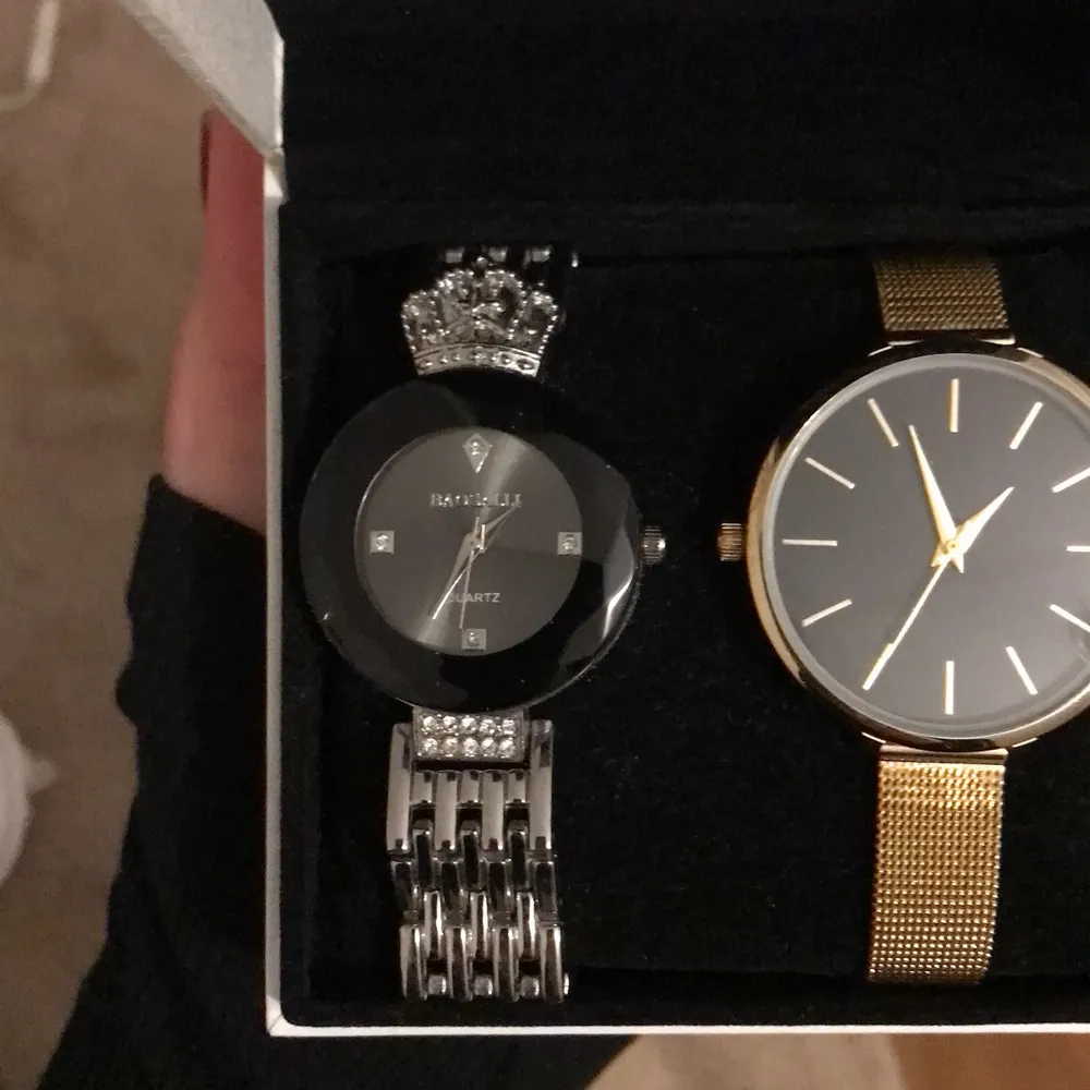Säljer mina fina klockor, oanvända helt nya säljer för gillar inte klockor. Inget fel på dem man man ställer in tiden själv för har inte aktiverat dem💞. Accessoarer.
