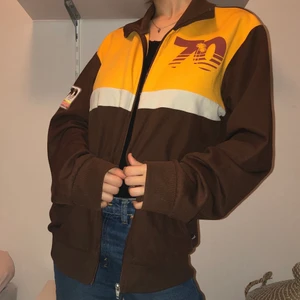 Vintage tröja  - En så snygg tröja med dragkedja som kommer från 90-talet! Storleken är XL men passar perfekt som oversize på mig med XS. Skicket är väldigt bra🥰 skriv privat för fler bilder på passform, mått mm