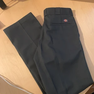 Dickies work pants 874 NYA! - Gråa Dickies work pants 874 original fit i storlek 30x32. Helt oanvända, inget att anmärka på. Tillkommer 66 kr för frakt på budet! 