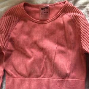 Oanvänd croppad tränigströja - Helt ny