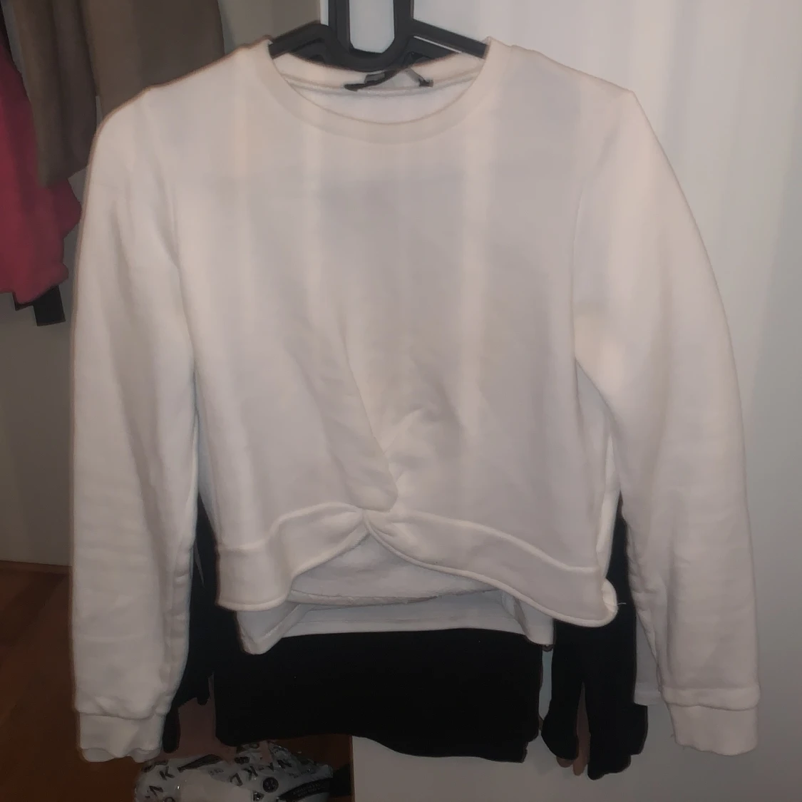 Vit tjocktröja med detalj