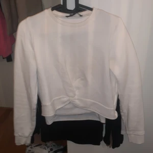 Vit tjocktröja med detalj - .