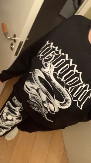 Mjukis set - As snyggt set från boohoo, används tyvärr inte. I storlek M men pssar även S. Jag är 166 ungefär och längden är perfekt. Tröjan är lite ocersize som ni ser men inte så mycket💕