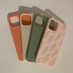 Mobilskal iPhone 12 - Säljer dessa mobilskal för iPhone 12, de är oanvända allihopa. Säljer billigt då jag vill bli av med dom. Förvånansvärt bra kvalite 💕 köp alla 4 för 35kr. Finns fler bilder. Köparen står för frakten 12kr 