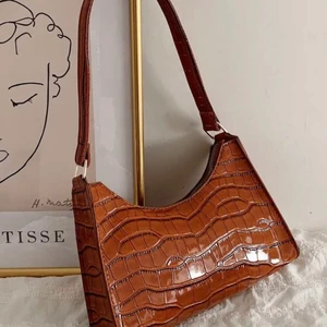 Brun väska  - Aldrig använd , ( bilden är lånad ) kom privat för egna bilder❤️