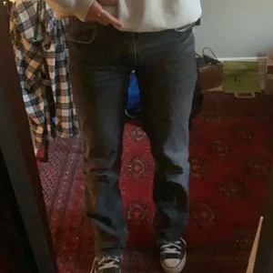 Zara midrise jeans med stjärna baktill! - Säljer dessa grå jeans från zara, de är raka och medelmidjade. De har också en stjärna som är påsydd på dna bakfickan❤️❤️ Priset är lite högt eftersom stjärnan bak gör jeansen unika. Budgivning sker om fler är intresserade!