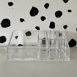 Förvaring till smink eller annat - Snygg och stilren förvaring till exempelvis smink eller dylikt. Köpt på cocopanda för ett par år sedan, men knappt använd. Säljer på grund av flytt samt att jag ej fått användning för den ☺️ Kan mötas upp i Malmö/Lund-området, annars frakt! 🤎