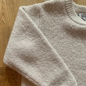 & other stories tröja - Stickad rosa/beige tröja från & other stories. Knappt använd så som ny! Strl XS