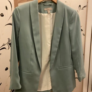 Kavaj - En snygg kavaj som passar till festligheter eller vardag. Är i storlek 34 men passae även 36. Aldrig använd men lappen är ej kvar. Kontakta vid frågor eller intresse💕