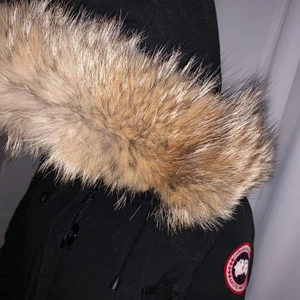 Canada goose - Säljer min systers canada goose pga fel stl xs/s. Används endast en månad i november då hon blev gravid och jackan passar inte längre. Hör av för fler bilder. 